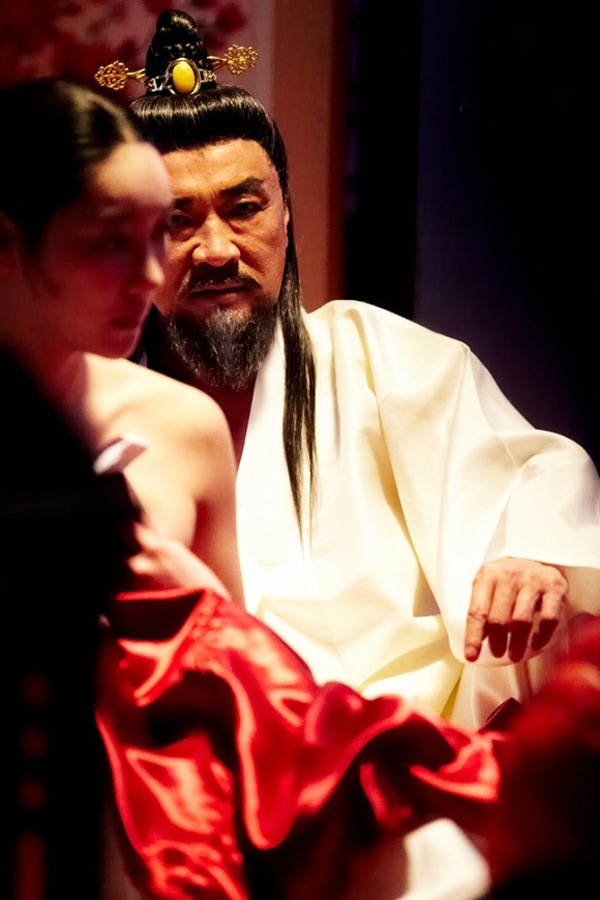 Tìm quên nỗi đau trong nhục dục, cảnh nóng của Lee Deok Hwa trong Cuộc chiến nội cung khiến người xem ám ảnh.