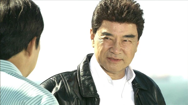 Vai người đàn ông thủ ác trong Nữ hoàng tháng 5 khiến khán giả “tặng” cho ông danh hiệu