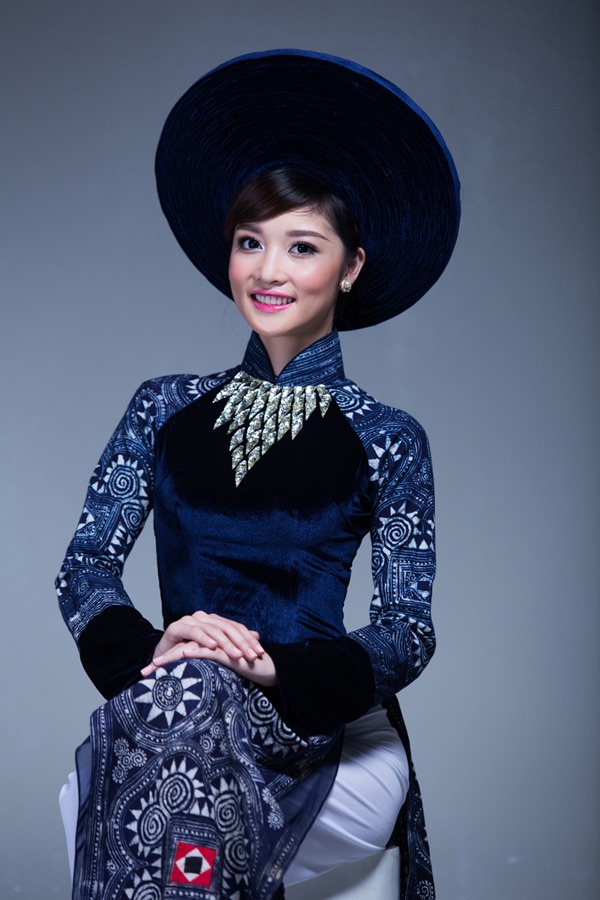 Sau scandal, tên tuổi và hình ảnh của Triệu Thị Hà được biết đến nhiều hơn. Tại chương trình Chung sức tình người diễn ra cuối tuần trước, bộ áo dài cô mặc của NTK Việt Hùng đđấu giá được 65 triệu đồng.