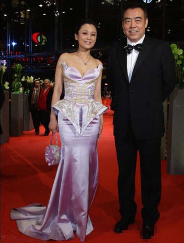 Ở tuổi 45, Trần Hồng gần như chia tay màn ảnh, lui về phía sau máy quay để phụ chồng - đạo diễn tài năng Trần Khải Ca làm những công việc liên quan đến sản xuất phim.