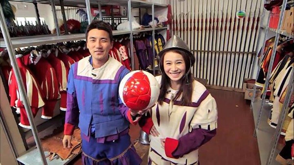 Huỳnh Thúy Như cùng Hồng Vĩnh Thành dẫn chương trình dành cho các khán giả hâm mộ bóng đá mang tên Pilgrimage to Football Meccas.