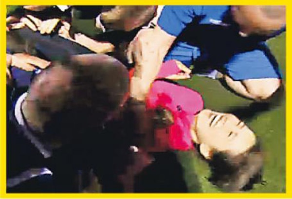 Hình ảnh được cho là Huỳnh Thúy Như bị các cầu thủ Anh sờ ngực.