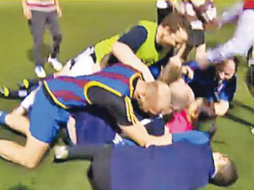 Thuc hu chuyen nu dien vien TVB bi cac cau thu M.U sam so hinh anh