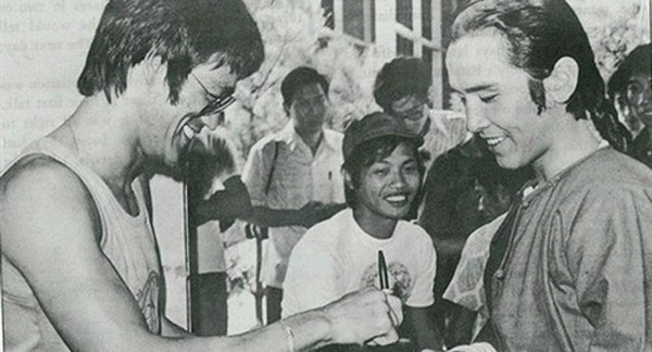 Mặc dù lúc ấy đang là một gương mặt sáng giá nhưng đứng trước Lý Tiểu Long, Khương Đại Vệ cũng rụt rè như một fan hâm mộ khi xin chữ ký của thần tượng.