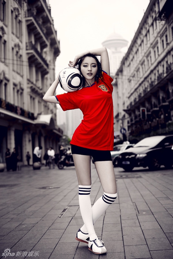 Không chỉ được đánh giá cao ở diễn xuất, Can Đình Đình còn được xem là một trong số những nữ diễn viên sexy với đôi chân dài như người mẫu. Thỉnh thoảng, cô khiến khán giả choáng khi tung ra những bộ ảnh gợi cảm, khoe vóc dáng bốc lửa.