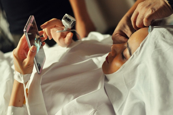 Để bảo vệ chiếc mũi giả, Trang Nhung phải nằm yên trên giường, tranh thủ tư giãn bằng cách lên Facebook.