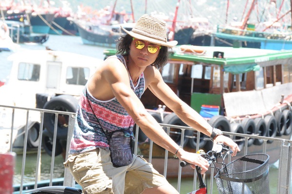 Tạo hình ấn tượng của Huỳnh Hạo Nhiên trong phim Bãi biển tình yêu.