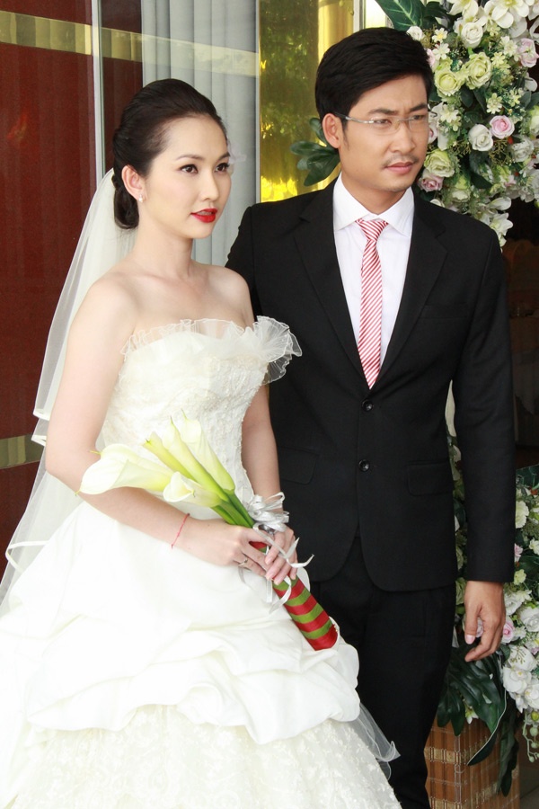 Trong phim Kẻ bội tình, Kim Hiền làm đám cưới đến 2 lần với Phong (Trí Quang đóng) và Định (Trọng Nhân đóng)