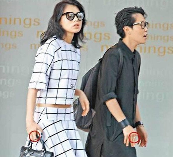 Trên tay 2 người là cặp nhẫn tình nhân.