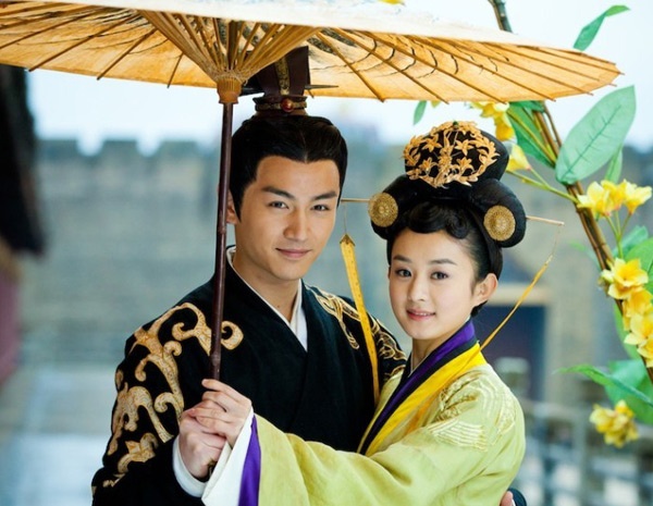 Năm 2011, Trần Hiểu về với nhà sản xuất kiêm biên kịch Vu Chính, được lăng xê liên tục qua nhiều bộ phim truyền hình cổ trang. Với thành công của 2 nhân vật Lâm Bình Chi trong Tân Tiếu ngạo giang hồ (ảnh trên) và Cao Trạm trong Lục Trinh truyền kỳ (ảnh dưới), chàng diễn viên sinh năm 1987 tìm được một vị trí đáng tự hào trên màn ảnh nhỏ Hoa ngữ.