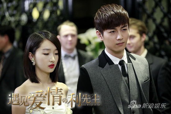 Trong Anh Lợi đã gặp tình yêu, Trần Hiểu đóng cặp với nữ diễn viên Châu Đông Vũ. Đây là lần thứ 2 cộng tác với nhau sau bộ phim điện ảnh Cung tỏa Trầm Hương nên nhanh chóng bắt nhịp diễn xuất. Nếu ở phim trước họ kể lại một chuyện tình bi thương, đầy trắc trở thì với tác phẩm mới, mối tình của 2 người lãng mạn, bay bỏng và nhiều tiếng cười.