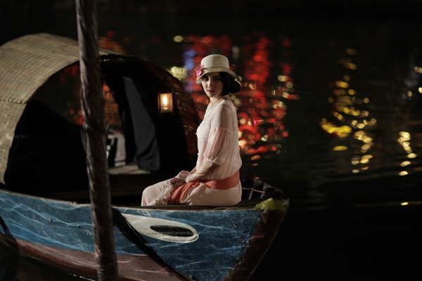 Thời điểm đoàn quay tại Hội An luôn có chương trình hát bài Chòi thu hút rất đông người tham dự. Chính vì thế, việc giữ hiện trường, sắp xếp bối cảnh diễn ra khá khó khăn. Cảnh quay nhân vật Bella do Trang Nhung đóng đi từ nhà xuống tàu vì thế cũng thực hiện khó hơn bình thường do có sự ảnh hưởng ngoài ý muốn từ quần chúng bên ngoài. 