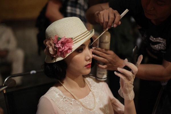 Để chuẩn bị cho phân đoạn này, tổ hóa trang và phục trang đã phải lên kế hoạch chi tiết cho từng bộ quần áo, phụ kiện và cả phong cách make up nhằm “hô biến” một Trang Nhung hiện đại thành một Trang Nhung cổ điển đầy mê hoặc. 