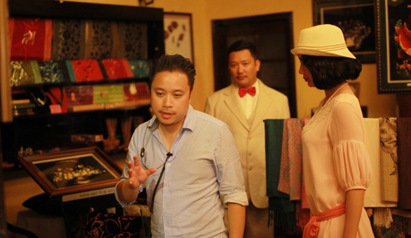 Với nội dung rất hiện đại kể về câu chuyện của một nữ diễn viên hết thời đi tìm lại ánh hào quang đã mất, Scandal: Hào quang trở lại sẽ tạo nên những tò mò lớn cho khán giả với những cảnh quay cổ kính tại Hội An. Đây cũng là một cách làm quen thuộc thường thấy trong các phim của “đạo diễn lắm chiêu” Victor Vũ. Hầu như trong tất cả các phim của anh đều có những tình tiết khiến khán giả phải đi từ bất ngờ này đến bất  ngờ khác.