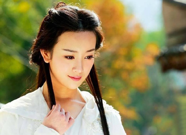 Không nổi đình nổi đám như Viên San San hay Lưu Thi Thi, vẻ đẹp của Trương Mông được khai phá dần dần qua nhiều bộ phim cổ trang: Ỷ thiên đồ long ký 2009, Mỹ nhân tâm kế, Mỹ nhân thiên hạ, Mỹ nhân vô lệ … và đặc biệt là vai Vương Ngữ Yến trong bản dựng tai tiếng Thiên long bát bộ 2013. Năm 2014, nữ diễn viên sinh năm 1989 đang có đến 8 phim chờ lên sóng, trong đó có Lộc đỉnh ký.