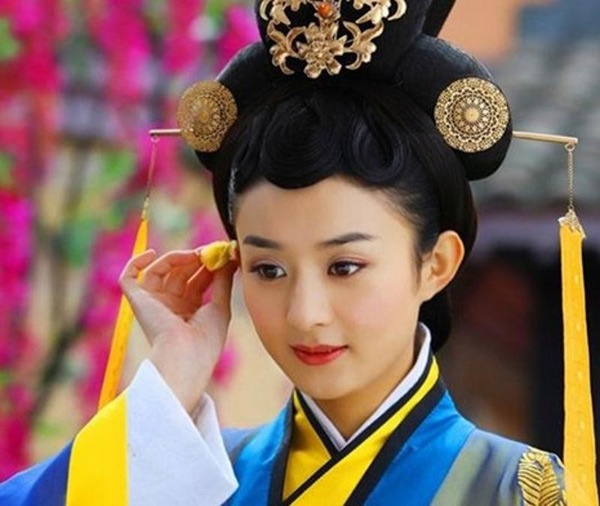 Từ Tình Nhi trong Tân Hoàn Châu cách cách đến Lục Trinh trong Lục Trinh truyền kỳ là bước chuyển mình mạnh mẽ của người đẹp sinh năm 1987. Triệu Lệ Dĩnh cuốn hút người xem bằng vẻ đẹp dịu dàng, ngọt ngào. Trong năm 2014 này, cô đã đóng 10 phim, đáng chú ý nhất là vai Mục Niệm Từ trong Thần điêu đại hiệp phiên bản Vu Chính.