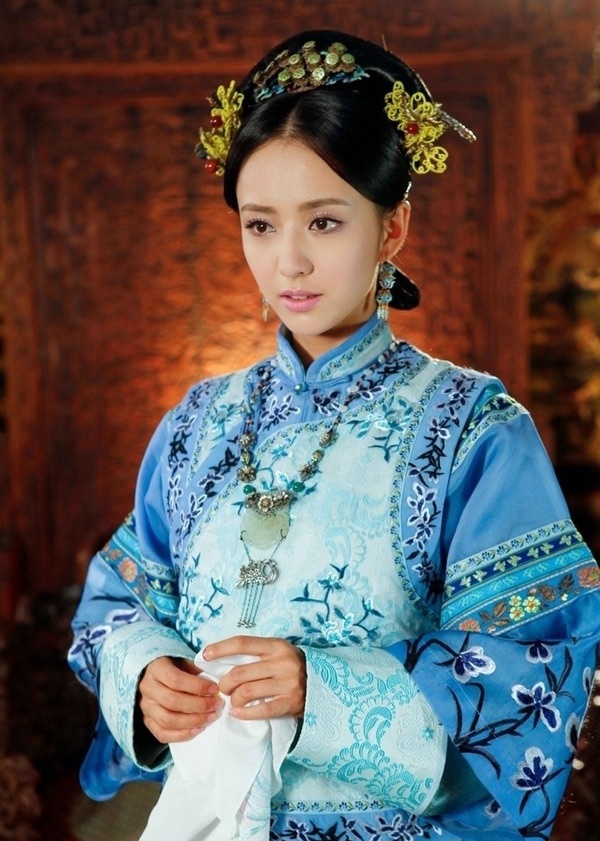 Xuất thân là diễn viên múa, từng đoạt giải Á hậu cuộc thi Hoa hậu Tân Cương 2002, Đông Lệ Á đã gây 