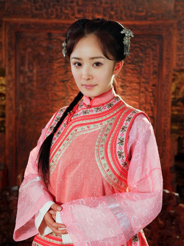 Bà mẹ trẻ một con sinh năm 1986 ghi tên mình vào danh sách những mỹ nhân cổ trang Hoa ngữ thế hệ mới bằng vai Quách Phù trong bản dựng Anh hùng xạ điêu 2006. Tiếp sau đó, Dương Mịch rất xinh đẹp qua nhiều tác phẩm võ hiệp, dã sử đình đám: Tiên kiếm kỳ hiệp truyện 3, Mỹ nhân tâm kế, Cung tỏa tâm ngọc, Mỹ nhân thiên hạ, Giang Nam tứ đại tài tử, Cổ kiếm kỳ đàm…