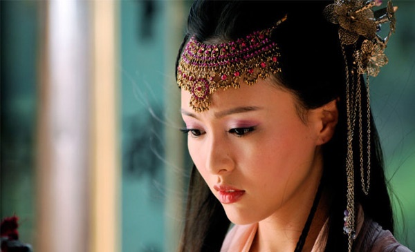 Mỹ nhân sinh năm 1983 đã tham gia các phim Tiên kiếm kỳ hiệp truyện 3, Hiên viên kiếm, Kim ngọc lương duyên… Đặc biệt, với tạo hình của nhân vật Độc Cô Ninh Kha trong Hiên viên kiếm, vẻ đẹp cổ trang của Đường Yên khiến khán giả khó quên.