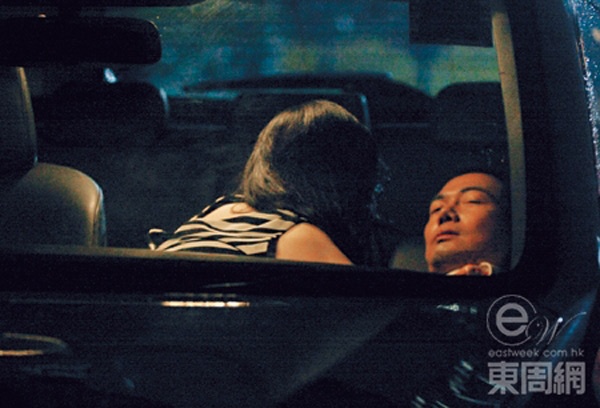 Cẩu Vân Tuệ bị phát hiện vụng trộm với Tạ Thiên Hoa trên xe hơi.