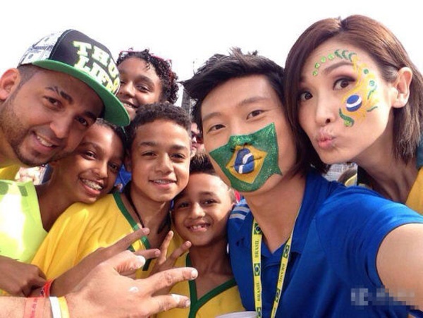 Cẩu Vân Tuệ (phải) khi sang Brazil với vai trò MC cho một chương trình bóng đá World Cup của TVB.