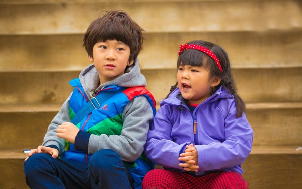 Sao nhi Angela dong phim co boi canh casino hinh anh