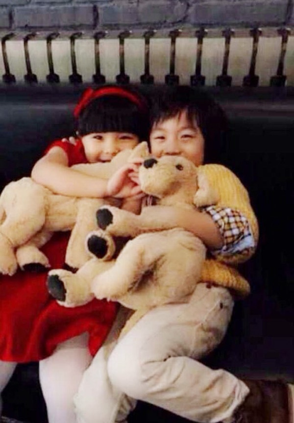 2 nhóc Kimi và Angela.