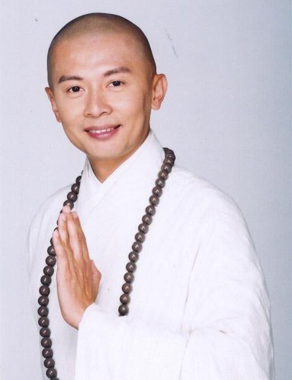 Hình ảnh Hà Bửu Sinh đóng vai nhà sư trên phim.