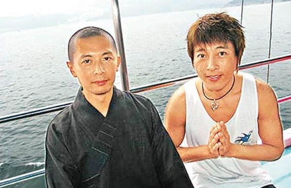 Lữ Tụng Hiền (vai Lệnh Hồ Xung) gặp lại Lâm Chí Bình (Hà Bửu Sinh) khi đã là một nhà sư với pháp danh Đạo Sinh.