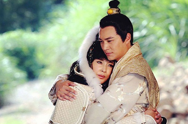 Cảnh diễn âu yếm của Lưu Hiểu Khánh và bạn diễn nhỏ hơn 21 tuổi trong phim Tùy Đường anh hùng từng bị chỉ trích.