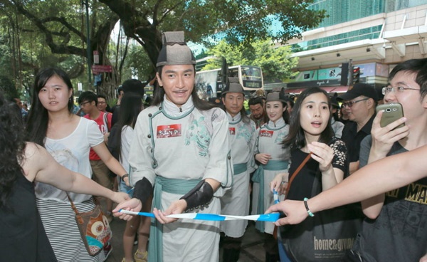 Thời gian gần đây, phim TVB không đạt rating như mong muốn, thậm chí nhiều tác phẩm có tỷ suất người xem rất thấp nên thay vì tổ chức tuyên truyền, quảng bá ở một trung tâm thương mại như trước đây, TVB đã điều động dàn diễn viên đông đảo của bộ phim mới Hàn sơn tiềm long xuống đường để tạo sự chú ý.