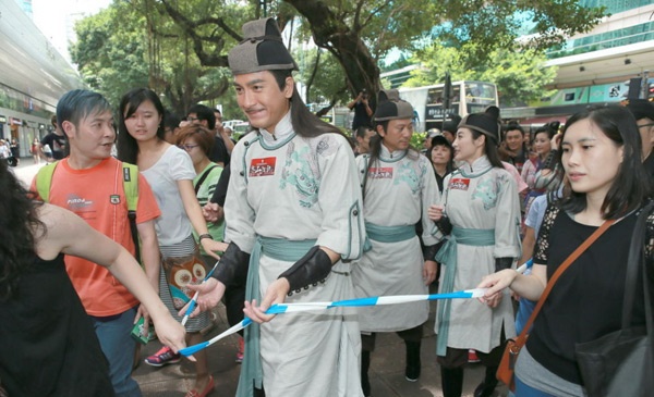 Hàn sơn tiềm long là bộ phim trinh thám cổ trang, ngoài Mã Quốc Minh đủ sức hút khán giả, các diễn viên khác đều hạng 3, hạng 4 như Ngạo Gia Niên, Trần Quốc Bang, Lý Thi Vận, Tào Vĩnh Liêm, Lâm Hạ My…