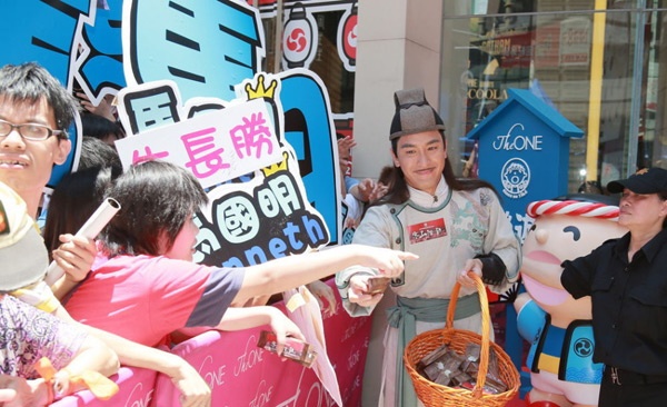 Các diễn viên đã ăn mặc như nhân vật trong phim, xuống đường tham gia hoạt náo với khán giả.