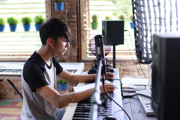 Sơn Tùng M-TP trong một cảnh quay.