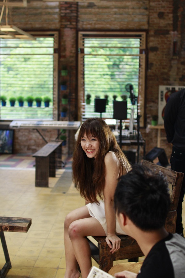 Hari Won luôn giữ nụ cười tươi xinh trên trương quay.