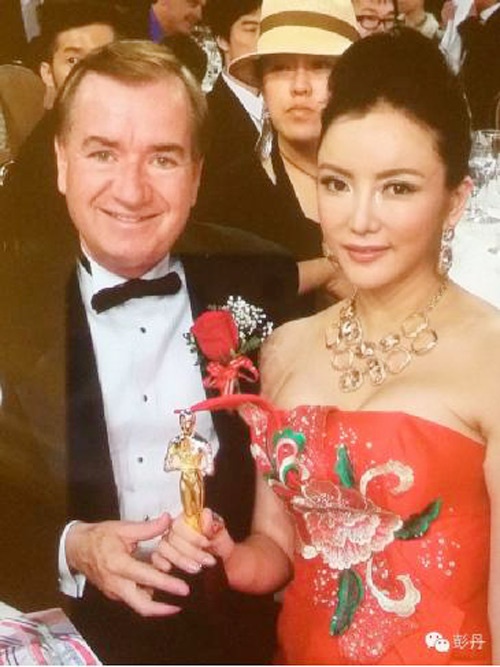 Nghị viên Quốc hội Mỹ ED Royce trao giải cho Bành Đan.