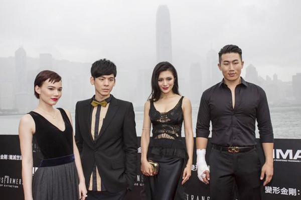 Triệu Tây (người thứ 3 từ trái sang) cùng các diễn viên châu Á trong ngày ra mắt phim Transformers 4) ở Hong Kong.