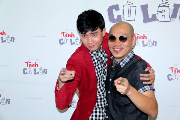 Vì là phim hài nên các diễn viên cùng đạo diễn quậy tưng trong buổi ra mắt đoàn phim.