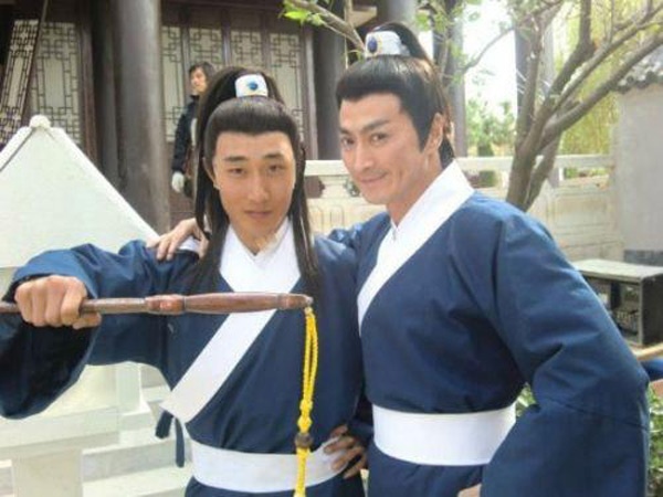 Hà Gia Kính và diễn viên thế thân.