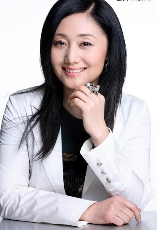 Mặc dù với khán giả, tên tuổi của Triệu Lệ Quyên không được biết đến nhiều nhưng trong nghề, nàng Lệnh Phi được hoàng đế sủng ái là nữ diễn viên tài sắc vẹn toàn, sống rất hạnh phúc với ông xã là nhà sản xuất nổi tiếng Trương Minh Trí cùng 2 cô con gái.