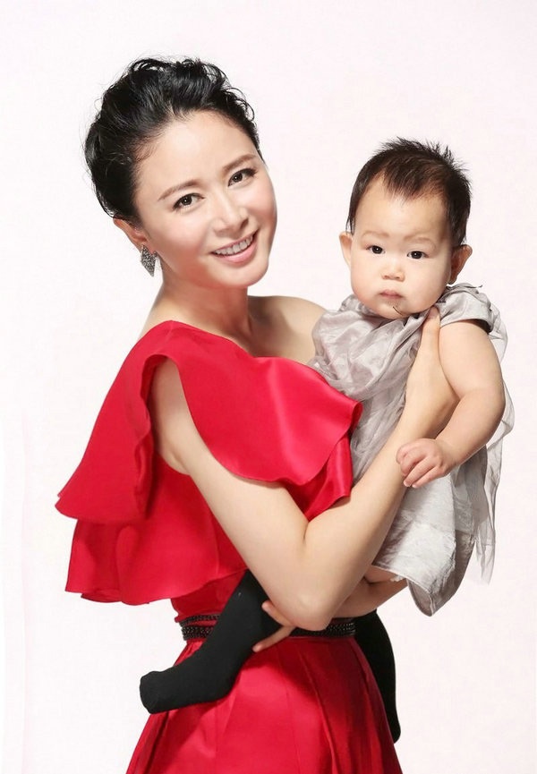 Mặc dù với khán giả, tên tuổi của Triệu Lệ Quyên không được biết đến nhiều nhưng trong nghề, nàng Lệnh Phi được hoàng đế sủng ái là nữ diễn viên tài sắc vẹn toàn, sống rất hạnh phúc với ông xã là nhà sản xuất nổi tiếng Trương Minh Trí cùng 2 cô con gái.