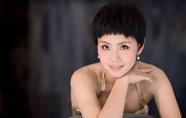 Có lẽ vì tên tuổi tranh sáng tranh tối nên khán giả cũng không quan tâm đến chuyện gia đình của nữ diễn viên Trần Doanh - nàng Liễu Hồng dũng khí trong 2 phần đầu của Hoàn Châu cách cách. Chỉ biết rằng cô có một con gái 8 tuổi xinh hơn mẹ rất nhiều.