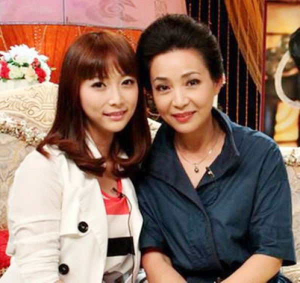 Thành công từ bộ phim Hoàn Châu cách cách gắn liền hình ảnh của nữ nghệ sĩ Đới Xuân Vinh với những nhân vật Hoàng hậu trong các phim Chí tôn hồng nhan, Mỹ nhân tâm kế, Bộ bộ kinh tâm, Khuynh thế hoàng phi… Ông xã của bà là nam nghệ sĩ Hác Kiệt, họ có một cô con gái xinh đẹp sinh năm 1987 tên Hác Lạc Phàn, cũng là diễn viên từng tham gia các phim Khuynh thế hoàng phi, Môn đồ, Thiên thiên hữu hỉ…