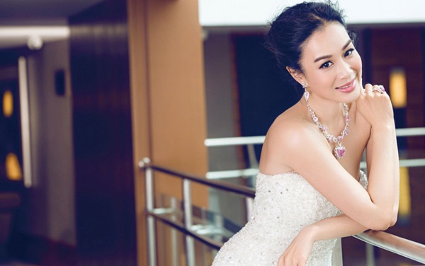 Mặc dù đã qua 2 lần đò, song Chung Lệ Đề vẫn tin vào tình yêu chân thành, sẵn sàng yêu và sẵn sàng cưới nếu gặp được người đàn ông mang lại hạnh phúc cho mình. Với quan niệm sống tích cực này, cô đã trở thành gương mặt tiêu biểu của tháng 7 trên Darizi - tạo chí áo cưới danh tiếng Trung Quốc.