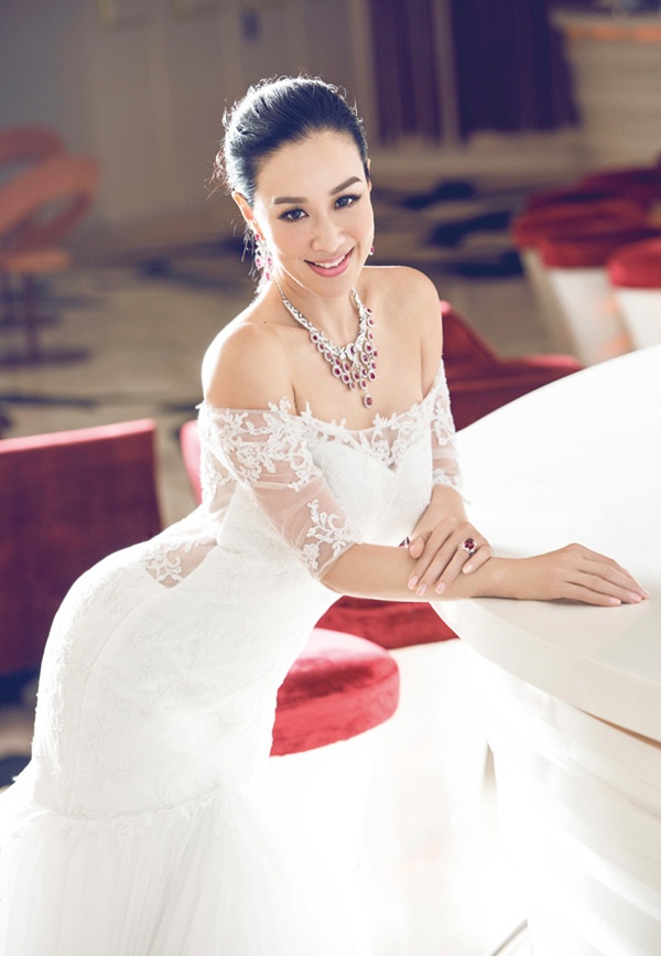 Năm 1998, Chung Lệ Đề kết hôn lần đầu tiên với người chồng ngoại quốc Glen Ross, có một con gái Yasmine Ross. Cuộc hôn này không duy trì đươc lâu bền nên năm 2002, 2 người chia tay. Sau đó cô gặp, yêu, rồi làm thủ tục kết hôn lần 2 với nhạc sĩ Đài Loan Nghiêm Tranh vào năm 2004, có 2 con gái và ly hôn năm 2011.