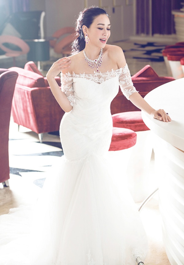 Vì nhiều nguyên do nên tuy 2 lần lấy chồng, Chung Lệ Đề không được mặc áo cưới. Do vậy, mỗi khi được mời giới thiệu những bộ trang phục đặc biệt này, mỹ nhân sinh năm mang 2 dòng máu Trung - Việt luôn cảm thấy bồi hồi, xúc động.