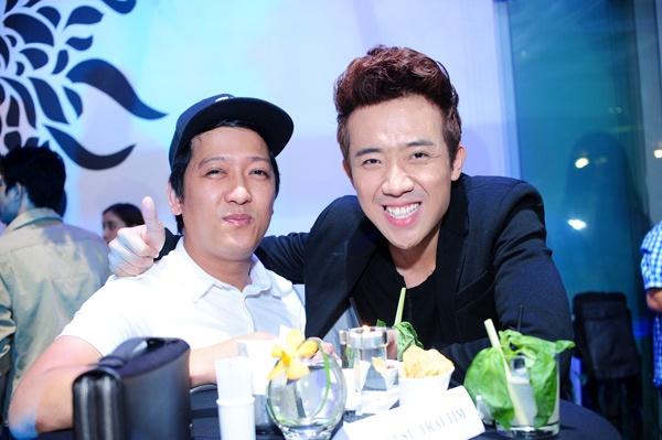 Mặc dù cuối tuần bận rộn cho các show diễn nhưng nhiều nghệ sĩ đã có mặt chung vui cùng diễn viên Chi Bảo. Trấn Thành và Trường Giang đã tranh thủ đến sớm để kịp diễn tại Sân khấu Cầu Vồng 126.