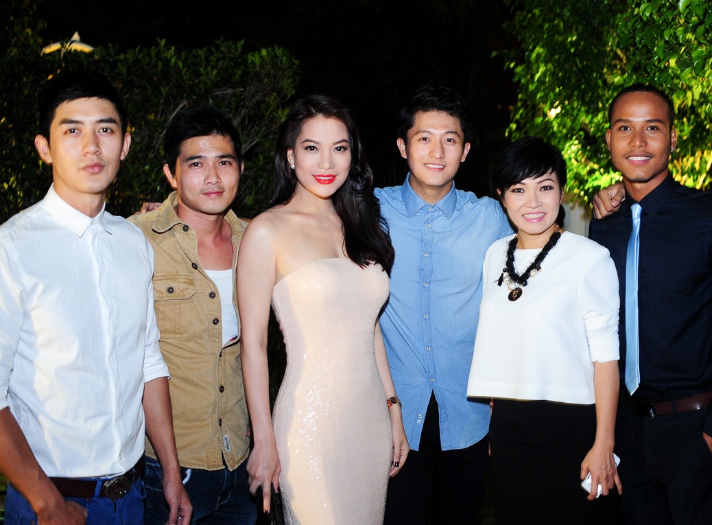 Dan dien vien 'Huong ga' ru nhau di su kien hinh anh