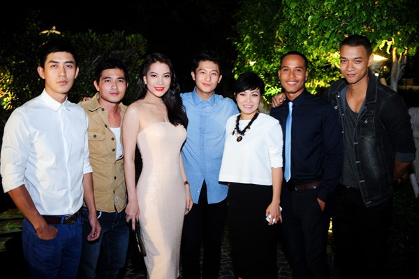 Cô không đi một mình mà kéo theo một dàn diễn viên đóng vai đệ tử của mình trong bộ phim Hương ga, như Harry Lu, Quang Sự, Cao Lâm Viên, Vũ Mạnh Hiệp… và đặc biệt tình là 