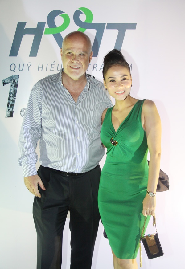 Vẫn như mọi lần, ca sĩ Thu Minh được chồng hộ tống đi tham dự sự kiện.